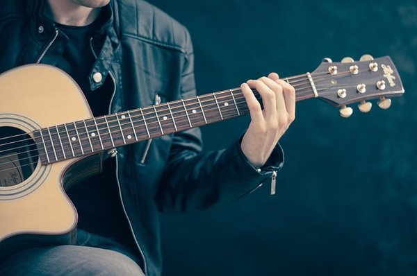 Apprendre la guitare à domicile : les choses à savoir avant de commencer