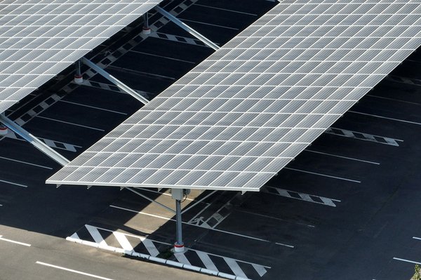 Optimisation énergétique : l'entretien essentiel d'une ombrière photovoltaïque de parking