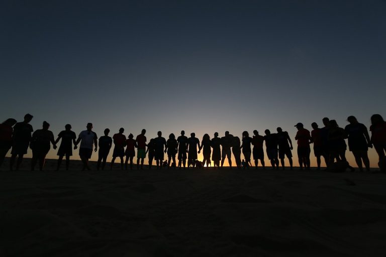 Les moyens de lutter contre la solitude et l’isolement social dans notre société connectée